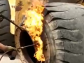 推土机的轮胎卸不下来，修车师傅直接喷火烤了，这是什么原理？ (221播放)