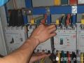 两位电工师傅在总配电房配电柜上面更换空气开关全过程 (444播放)